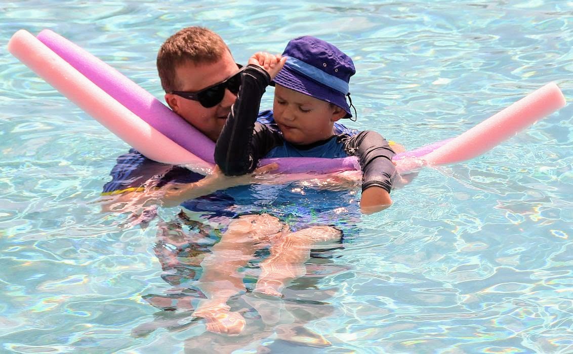 Lukes mit Papa im Pool des Royal Sea Aquarium Resort, Curaçao (2015) ...