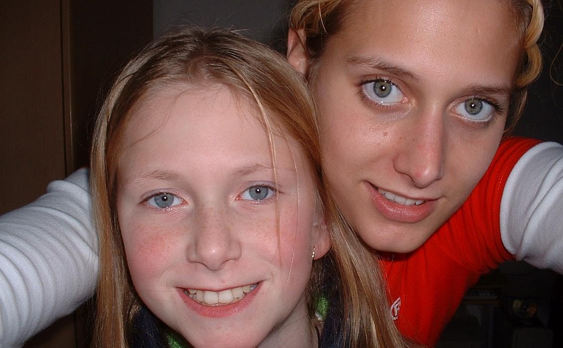 mit ihrer (noch!) kleinen Schwester Janine (2002)